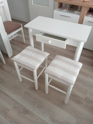 Mesa de cocina blanca con 2 taburetes