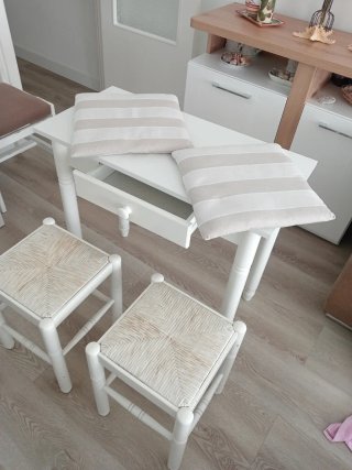 Mesa de cocina blanca con 2 taburetes