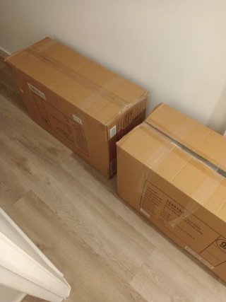 Mesa de cocina blanca con 2 taburetes