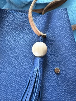 Bolso azul y marrón con bolsillo interior