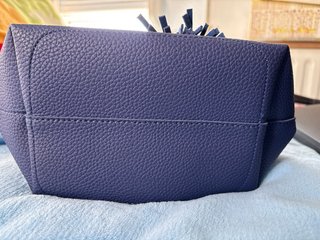 Bolso azul y marrón con bolsillo interior
