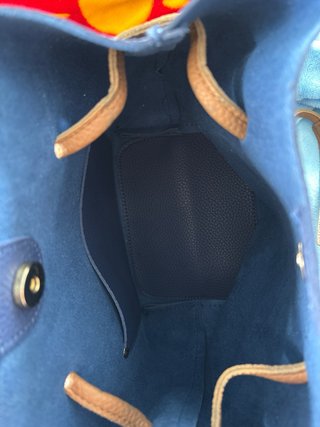 Bolso azul y marrón con bolsillo interior