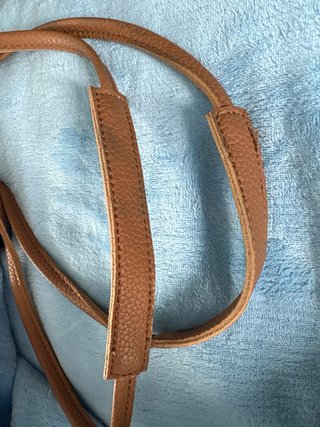 Bolso azul y marrón con bolsillo interior