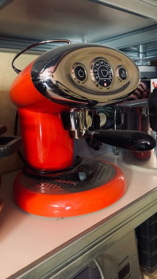 2 Cafetera Illy Cromada color blanco y rojo