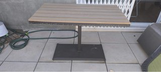 Mesa de exterior madera y metal