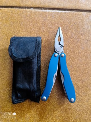 Multiherramienta azul con funda