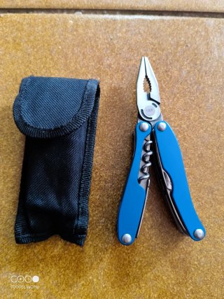 Multiherramienta azul con funda