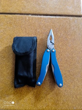 Multiherramienta azul con funda