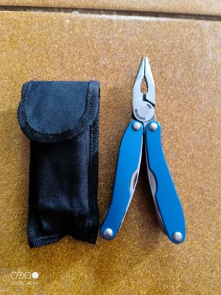 Multiherramienta azul con funda