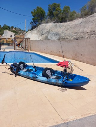 Kayak de pesca Govo 2+1 con soporte motor