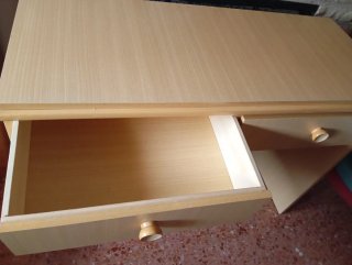 Escritorio de madera beige y marrón