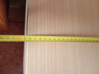 Escritorio de madera beige y marrón