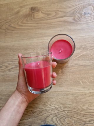 Velas aromáticas rojas-rosas en vaso de cristal