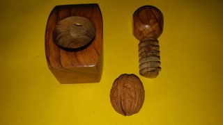 Cascanueces de madera artesanal