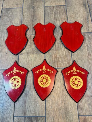 Soporte de madera roja