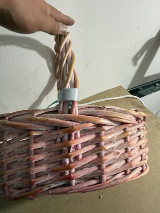 Cesta mimbre decorada con cintas