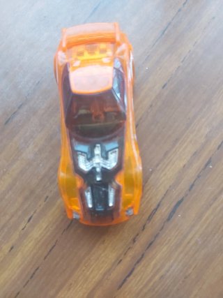 Coche de juguete naranja hecho en Málaga.