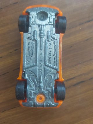 Coche de juguete naranja hecho en Málaga.