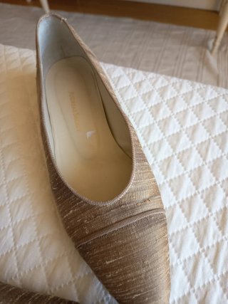 ANDREAS Zapatos Beige y Dorado forrados de tela