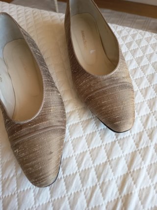 ANDREAS Zapatos Beige y Dorado forrados de tela