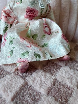 Muñeca de porcelana vintage con traje floral
