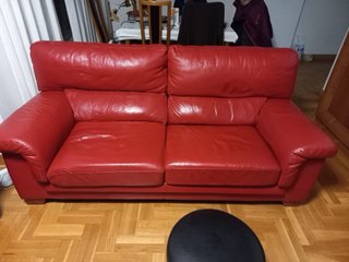 Sofá piel 2 plazas y butaca roja URGENTE!!