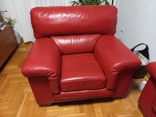 Sofá piel 2 plazas y butaca roja URGENTE!!