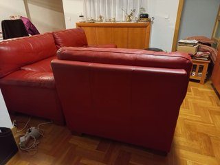 Sofá piel 2 plazas y butaca roja URGENTE!!