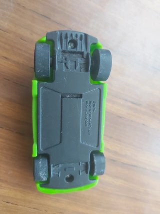 Coche de juguete verde