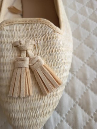 Zapatos planos Sfera beige con borlas