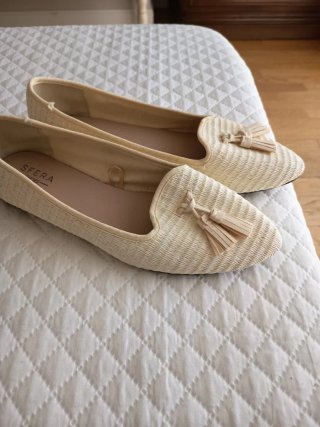 Zapatos planos Sfera beige con borlas