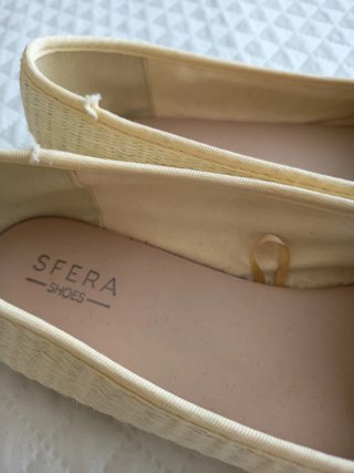 Zapatos planos Sfera beige con borlas