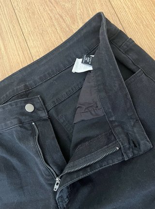 Pantalones vaqueros negros tiro alto rotos