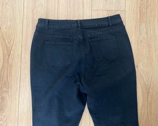 Pantalones vaqueros negros tiro alto rotos