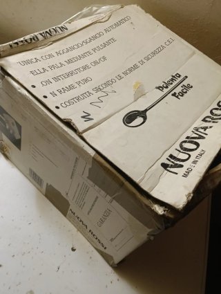 Frusta elettrica per polenta  sul fuoco