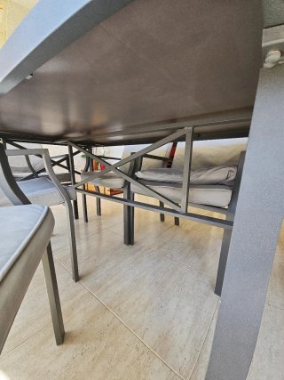 Mesa terraza con sillas y cojines
