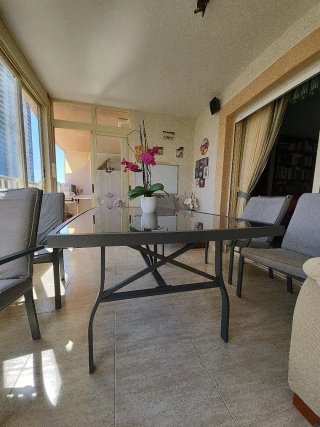 Mesa terraza con sillas y cojines
