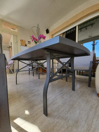 Mesa terraza con sillas y cojines