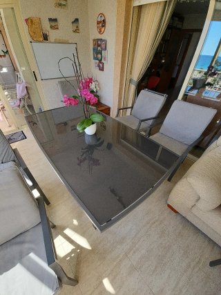 Mesa terraza con sillas y cojines