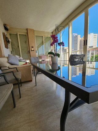 Mesa terraza con sillas y cojines
