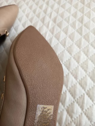 Zapatos planos beige con tachuelas doradas