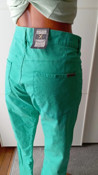Pantalón verde. Nuevo con etiqueta. T 42.