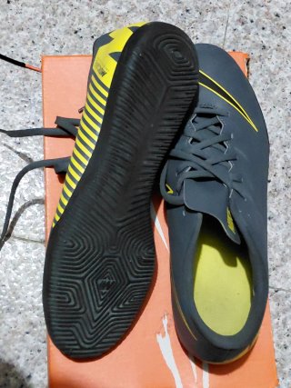 Zapatillas fútbol sala Nike grises y amarillas