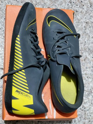 Zapatillas fútbol sala Nike grises y amarillas