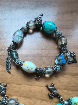 Lotto 3 braccialetti con ciondoli