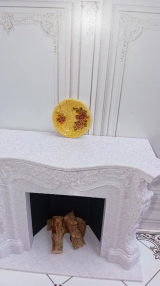Casa delle bambole piatto stile antico con fiori