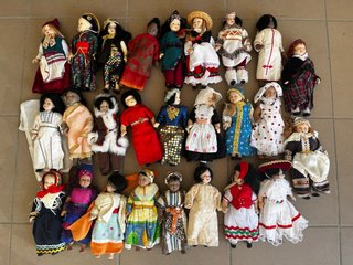 Set 26 bambole ceramica dal mondo