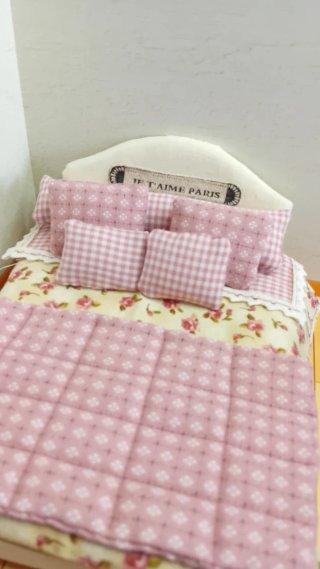 Casa delle bambole completo biancheria per letto.