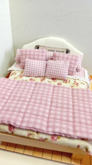 Casa delle bambole completo biancheria per letto.