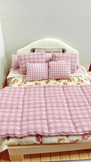 Casa delle bambole completo biancheria per letto.